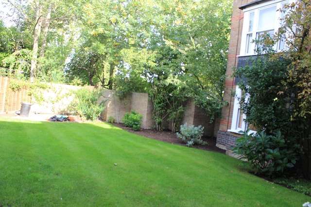 Image of 2 bedroom Apartment to rent in Castlebar Road London W5 at Castlebar Road  Ealing, W5 2DA