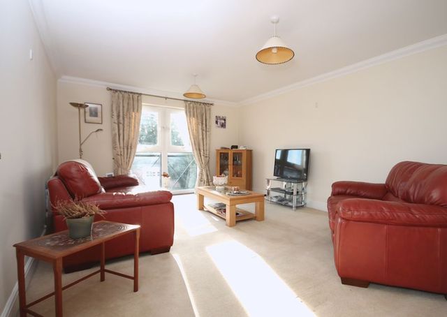  Image of 2 bedroom Flat to rent in Clarendon Mews Parkers Lane Ashtead KT21 at Parkers Lane  Ashtead, KT21 2AL