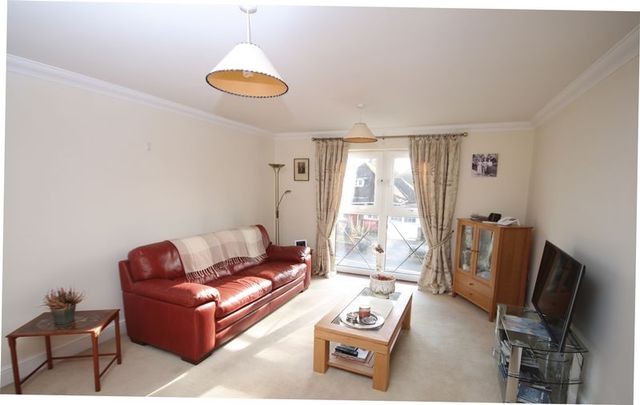  Image of 2 bedroom Flat to rent in Clarendon Mews Parkers Lane Ashtead KT21 at Parkers Lane  Ashtead, KT21 2AL