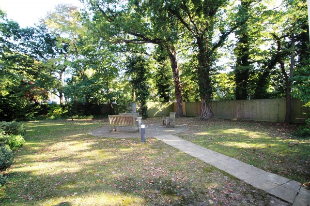  Image of 2 bedroom Flat to rent in Woodfield Road Crawley RH10 at Woodfield Road Northgate Crawley, RH10 8BG