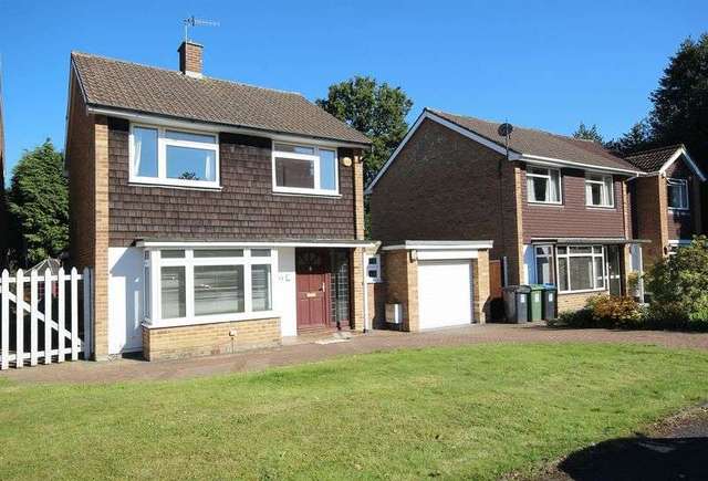  Image of 3 bedroom Detached house to rent in Coniston Close Hemel Hempstead HP3 at Coniston Close  Hemel Hempstead, HP3 8RH
