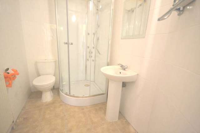  Image of 4 bedroom Terraced house to rent in De Beauvoir Road Reading RG1 at De Beauvoir Road  Reading, RG1 5NP