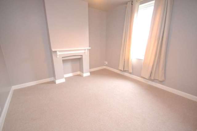  Image of 4 bedroom Terraced house to rent in De Beauvoir Road Reading RG1 at De Beauvoir Road  Reading, RG1 5NP