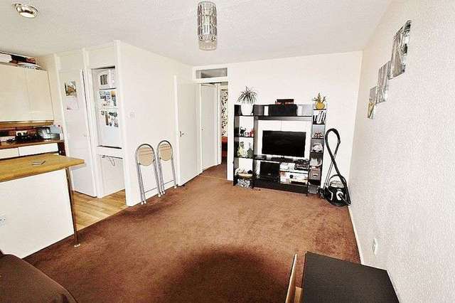  Image of 1 bedroom Flat to rent in Dellow Close Ilford IG2 at Dellow Close  Ilford, IG2 7EB