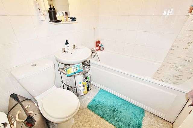  Image of 1 bedroom Flat to rent in Dellow Close Ilford IG2 at Dellow Close  Ilford, IG2 7EB