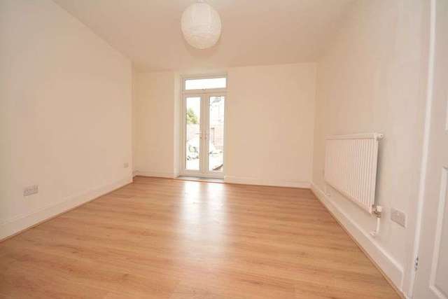  Image of 2 bedroom Flat to rent in Earle Place Canton Cardiff CF5 at Earle Place Canton Cardiff, CF5 1NZ