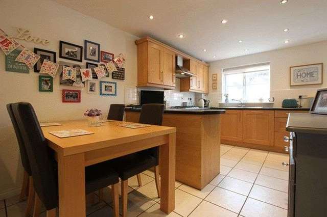  Image of 3 bedroom Terraced house for sale in East O