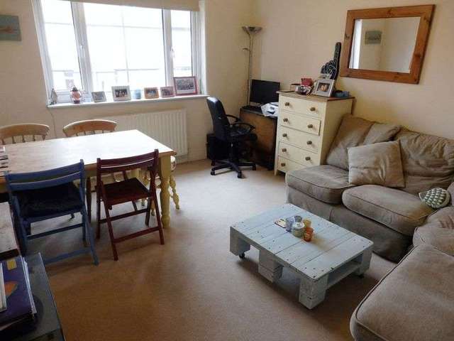 Image of 1 bedroom Flat to rent in Elmfield Avenue London N8 at Elmfield Avenue  Crouch End, N8 8QG