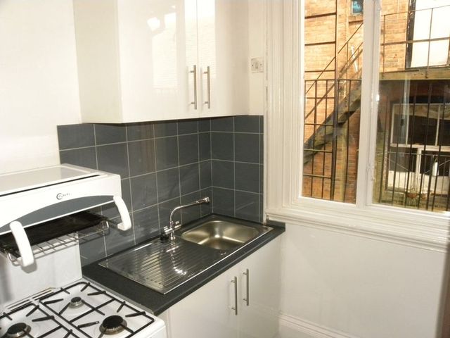  Image of Flat to rent in Strensham Hill Moseley Birmingham B13 at Strensham Hill  Moseley, B13 8AG