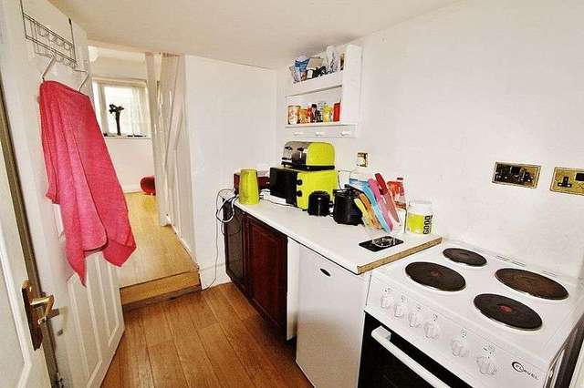  Image of 1 bedroom Flat to rent in High Road Chigwell IG7 at High Road  Chigwell, IG7 5AS