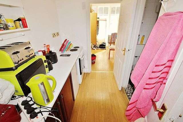  Image of 1 bedroom Flat to rent in High Road Chigwell IG7 at High Road  Chigwell, IG7 5AS