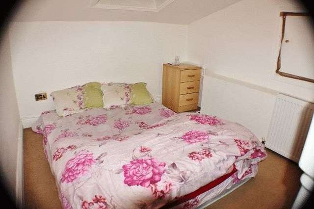  Image of 1 bedroom Flat to rent in High Road Chigwell IG7 at High Road  Chigwell, IG7 5AS
