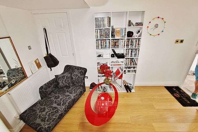  Image of 1 bedroom Flat to rent in High Road Chigwell IG7 at High Road  Chigwell, IG7 5AS