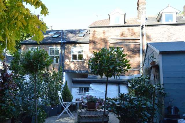  Image of 2 bedroom Apartment to rent in High Street Berkhamsted HP4 at High Street  Berkhamsted, HP4 1AJ