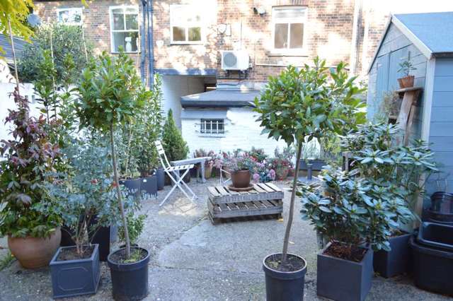  Image of 2 bedroom Apartment to rent in High Street Berkhamsted HP4 at High Street  Berkhamsted, HP4 1AJ