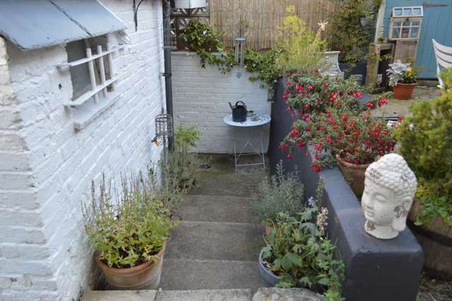  Image of 2 bedroom Apartment to rent in High Street Berkhamsted HP4 at High Street  Berkhamsted, HP4 1AJ
