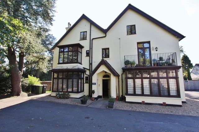  Image of 1 bedroom Flat for sale in Hillbury Road Warlingham CR6 at Hillbury Road  Warlingham, CR6 9TL