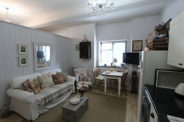  Image of 1 bedroom Flat for sale in Hillbury Road Warlingham CR6 at Hillbury Road  Warlingham, CR6 9TL