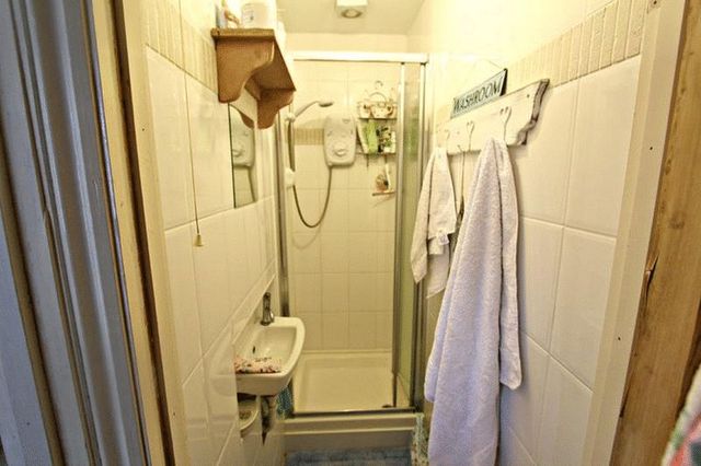  Image of 1 bedroom Flat for sale in Hillbury Road Warlingham CR6 at Hillbury Road  Warlingham, CR6 9TL