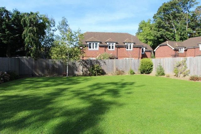  Image of 1 bedroom Flat for sale in Hillbury Road Warlingham CR6 at Hillbury Road  Warlingham, CR6 9TL