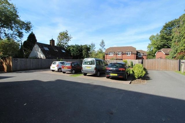  Image of 1 bedroom Flat for sale in Hillbury Road Warlingham CR6 at Hillbury Road  Warlingham, CR6 9TL
