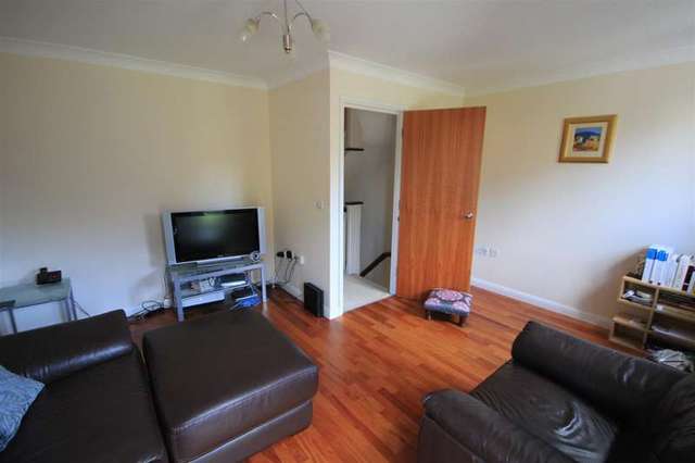  Image of 3 bedroom Terraced house to rent in Iliffe Close Reading RG1 at Reading, RG1 2QE