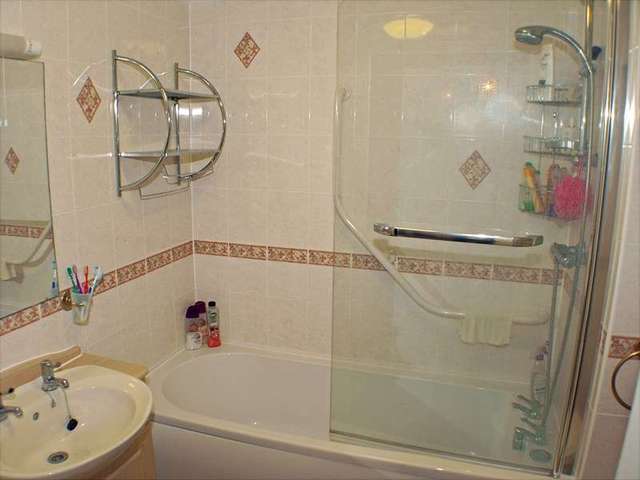  Image of 1 bedroom Retirement Property for sale in Marine Parade West Clacton-on-Sea CO15 at Marine Parade West  Clacton-on-Sea, CO15 1LD