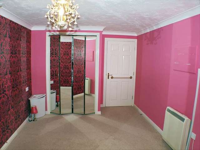  Image of 1 bedroom Retirement Property for sale in Marine Parade West Clacton-on-Sea CO15 at Marine Parade West  Clacton-on-Sea, CO15 1LD