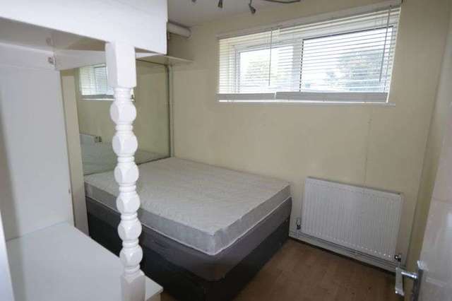  Image of 1 bedroom Flat for sale in Jeffreys Road London SW4 at Jeffreys Road  Stockwell, SW4 6QD