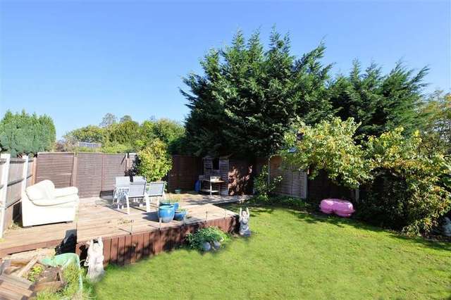  Image of 4 bedroom Semi-Detached house for sale in Leighfield Mortimer Common Reading RG7 at Mortimer Common  Reading, RG7 3TT