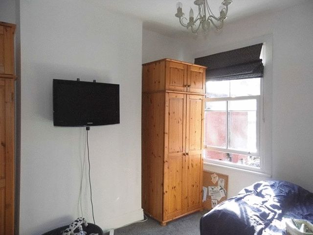  Image of 2 bedroom Flat for sale in Lenham Road Sutton SM1 at Lenham Road  SUTTON, SM1 4BG