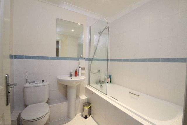  Image of 1 bedroom Flat to rent in Leret Way Leatherhead KT22 at Leret Way  LEATHERHEAD, KT22 7JL