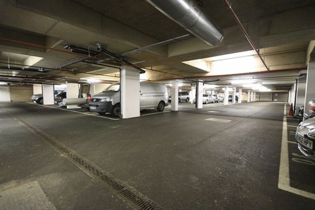  Image of 1 bedroom Flat to rent in Leret Way Leatherhead KT22 at Leret Way  LEATHERHEAD, KT22 7JL