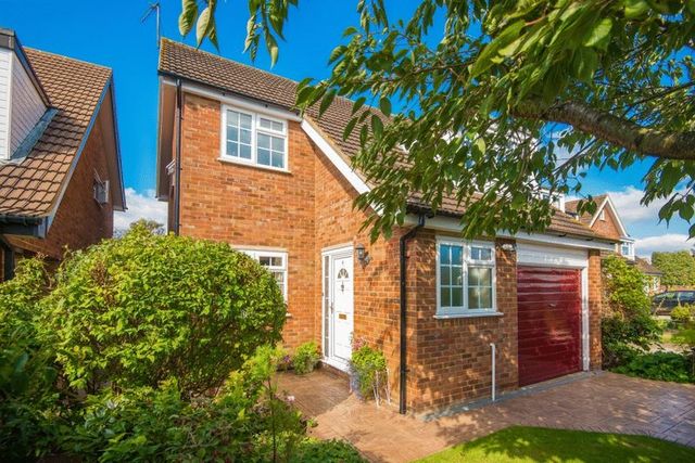  Image of 4 bedroom Detached house for sale in Ludlow Drive Thame OX9 at Ludlow Drive  Thame, OX9 3XS