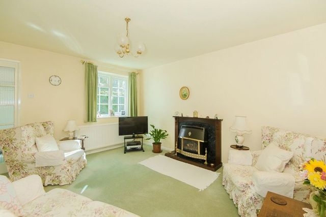  Image of 4 bedroom Detached house for sale in Ludlow Drive Thame OX9 at Ludlow Drive  Thame, OX9 3XS