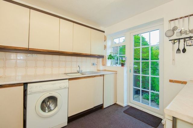  Image of 4 bedroom Detached house for sale in Ludlow Drive Thame OX9 at Ludlow Drive  Thame, OX9 3XS