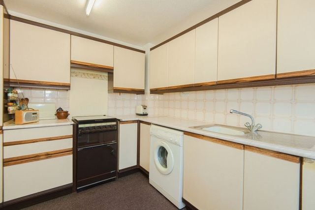 Image of 4 bedroom Detached house for sale in Ludlow Drive Thame OX9 at Ludlow Drive  Thame, OX9 3XS