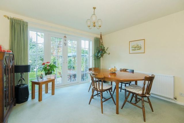  Image of 4 bedroom Detached house for sale in Ludlow Drive Thame OX9 at Ludlow Drive  Thame, OX9 3XS