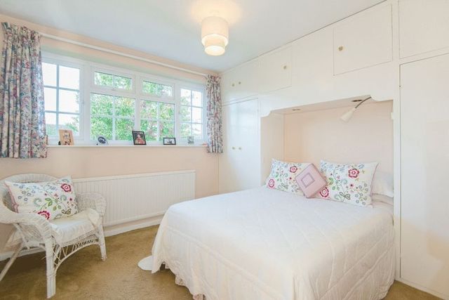  Image of 4 bedroom Detached house for sale in Ludlow Drive Thame OX9 at Ludlow Drive  Thame, OX9 3XS