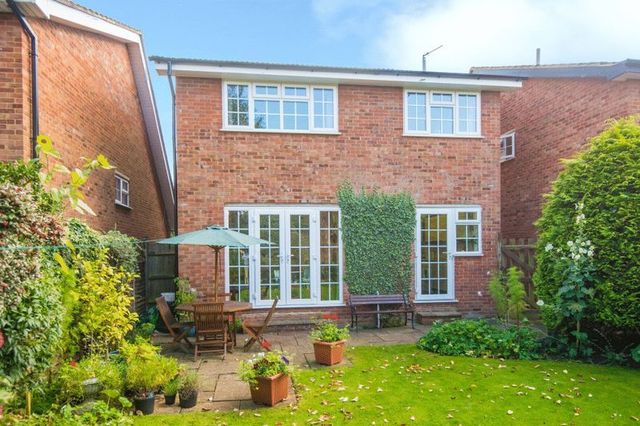  Image of 4 bedroom Detached house for sale in Ludlow Drive Thame OX9 at Ludlow Drive  Thame, OX9 3XS