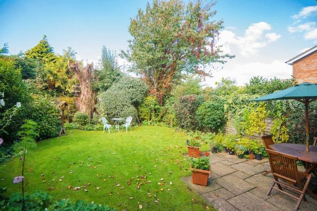  Image of 4 bedroom Detached house for sale in Ludlow Drive Thame OX9 at Ludlow Drive  Thame, OX9 3XS