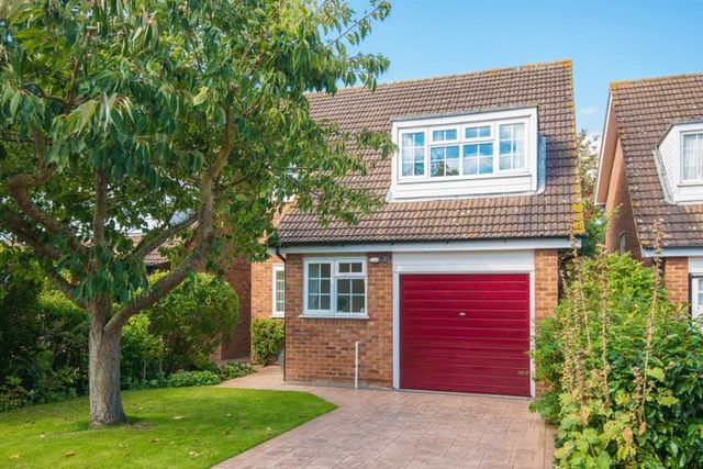  Image of 4 bedroom Detached house for sale in Ludlow Drive Thame OX9 at Ludlow Drive  Thame, OX9 3XS