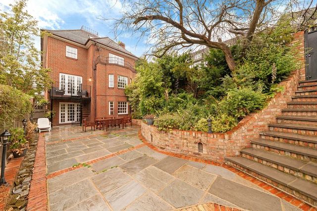  Image of 7 bedroom Detached house to rent in Lyndale Avenue London NW2 at Lyndale Avenue  London, NW2 2QA