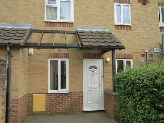  Image of 2 bedroom Flat to rent in Bamburgh Close Reading RG2 at Marshaw Court  Reading, RG2 7UF