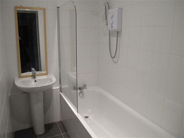  Image of 2 bedroom Flat to rent in Montgomery Street Hillside Edinburgh EH7 at Calton Hill Edinburgh Edinburgh, EH7 5EX