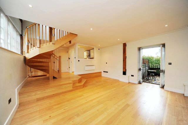  Image of 2 bedroom Detached house to rent in North End Way London NW3 at North End Way Hampstead Hampstead, NW3 7ES