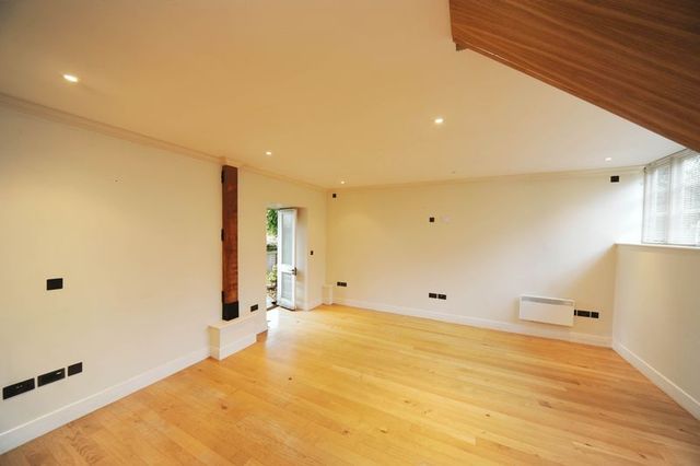  Image of 2 bedroom Detached house to rent in North End Way London NW3 at North End Way Hampstead Hampstead, NW3 7ES