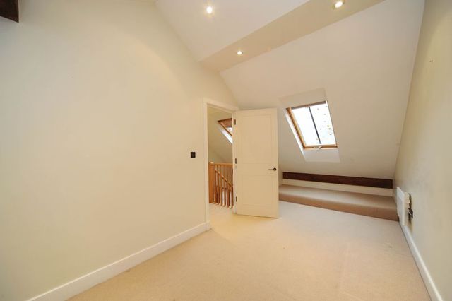  Image of 2 bedroom Detached house to rent in North End Way London NW3 at North End Way Hampstead Hampstead, NW3 7ES