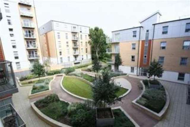  Image of 2 bedroom Flat to rent in Queen Mary Avenue London E18 at London, E18 2FP