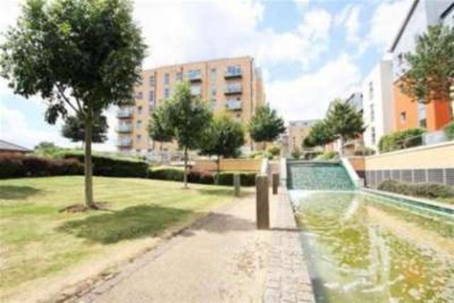  Image of 2 bedroom Flat to rent in Queen Mary Avenue London E18 at London, E18 2FP